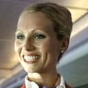 Yvonne Tomlinson als Stewardess