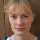 Claire Skinner als Jane Arden
