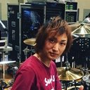 青山英樹 als God of Drums