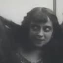 Nina Tschernobajewa als Yelena, his wife; Tina Wlarskaja, an actress