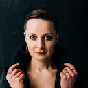 Katie Bray als Flora