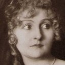 Lu Synd als Eva Sassan