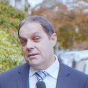 Mark Robert Walters als Commissioner Matthew