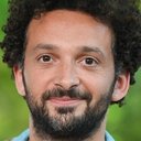 William Lebghil als Simon