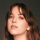 Aislinn Paul als Isabella