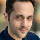 Lee Zarrett als Simon - Head Technician