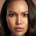 Grace Vorananth als Mae