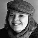 Susan Wright als Dora