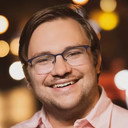 Chandler Dean als Self - Host