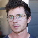 Charlie McDermott als Alex Cohen