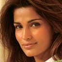 Kamal Sidhu als Veena Sanghvi