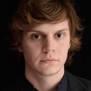 Evan Peters als Russell