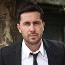 Bradley Murnane als Dee Harding