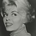 Sandra Giles als Hostess
