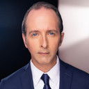 Justin S. McDavitt als Police Officer / Cyberpunk Club Guest