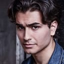 Alexander Eling als Travis