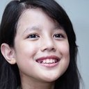Azkya Mahira als Little Komang