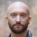 Adam Mayne als Red Guy