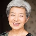 Vana Kim als Grandma Ja