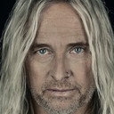 Nick Beggs als Self - bass, vocals