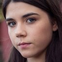 Briony Monroe als Lauris