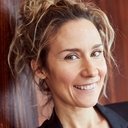 Édith Cochrane als Madame Cynthia
