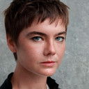 Sarah J. Bartholomew als Ingrid