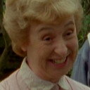 Louise Nicol als Miss Sherman