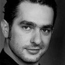 Mariusz Laskowski als Mężczyzna w krzywej peruce