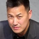 Daniel May Wong als Costume Exhibit Security Guard