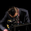 Evan Samaras als Radio News Anchor