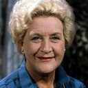 Mollie Sugden als Mrs. Betty Slocombe