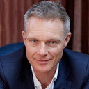 Tim Marlow als Host