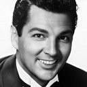 Byron Palmer als Bob Baxter