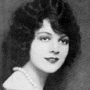 Corliss Palmer als Sylvia Markham