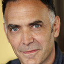 Tom Hale als record executive on cellular phone