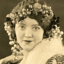 Helen Ray als Laura, the housekeeper