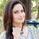 Jaswinder Gardner als Madhavi Bedi