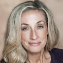 Farah Foster-Manning als Reporter