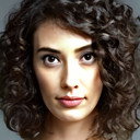 Zümre Ertürk als Merve