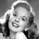 Nita Hunter als Caroler Lois Huggins (uncredited)