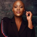 Zikhona Sodlaka als Woman with the revolver