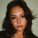 Avani Gregg als Flor