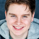 Zachary Cox als Duke Elderson