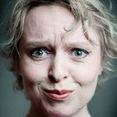 Dorine Niezing als Police