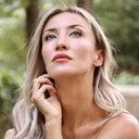 Selin Deveci als Simona