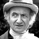Olivier Hussenot als le vieux prêtre