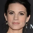 Leah Cairns als Bess Burns