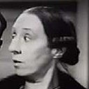 Sybil Brooke als Mrs Peabody, Landlady