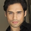 Danny Arroyo als Professor Saldana